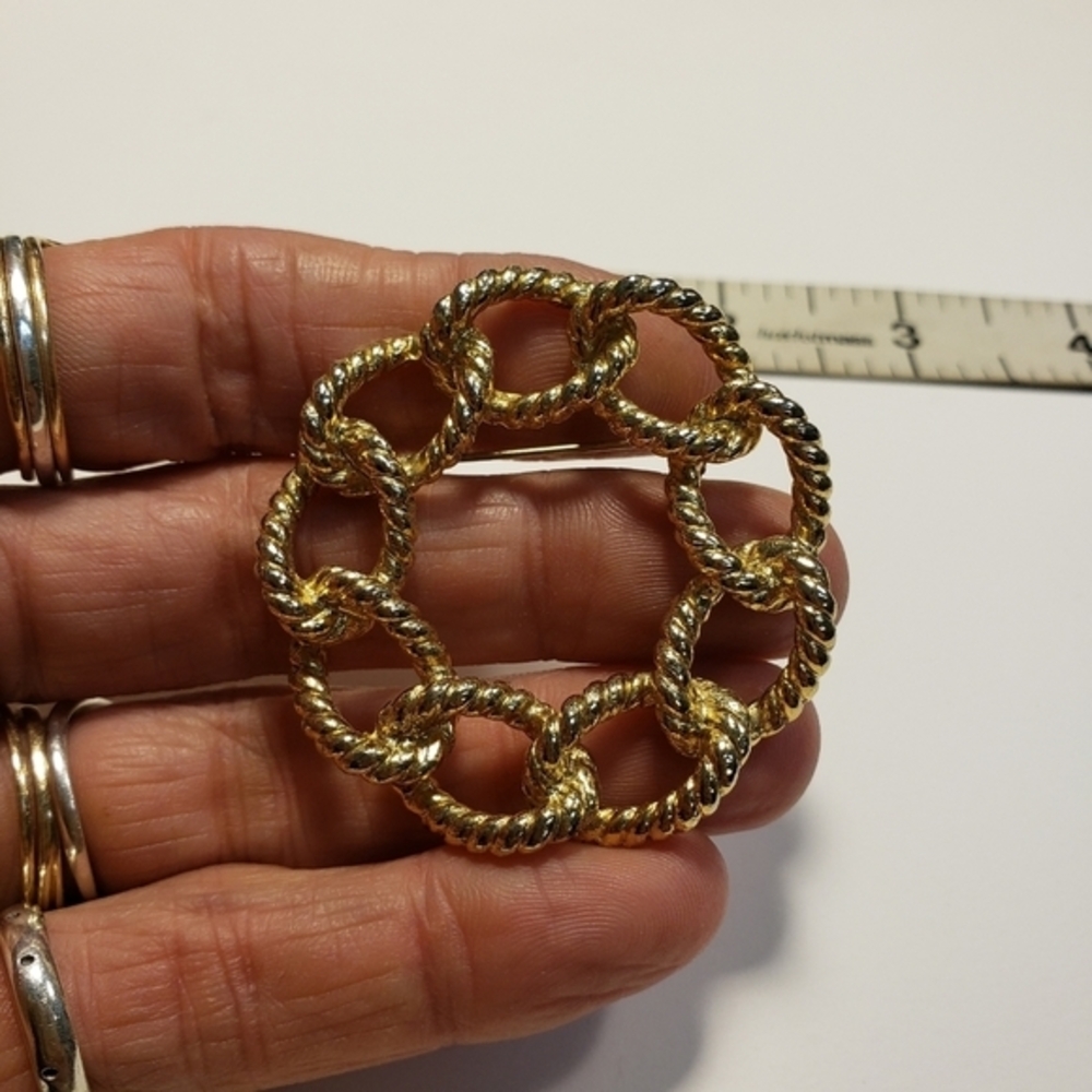 VINTAGE 70s Chain Linked Circular Brooch Goldtone